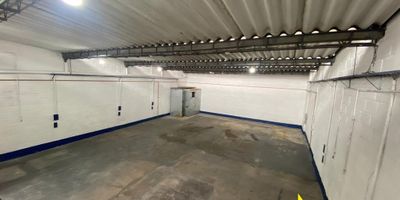 Bodega en zona industrial de Medellín, puerta mediana, piso en concreto reforzado, 6 mts de altura, energía trifásica de 45 kva.