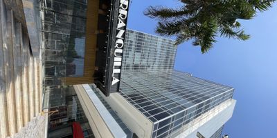 Oficina en venta en Barranquilla, ubicada en el barrio San Vicente. Este espacio de 186 m² construidos ofrece un entorno profesional apropiado para su negocio, con un baño y 5 años de antigüedad. La propiedad cuenta con servicio de vigilancia para mayor seguridad y tranquilidad. Su ubicación en la Calle 85 #50 - 159 en el departamento de Atlántico facilita el acceso y la cercanía a diversos servicios. Un inmueble funcional diseñado para satisfacer las necesidades de su empresa. Para conocer más detalles de esta oficina en Barranquilla o agendar una visita, contáctenos vía WhatsApp, la opción quiero que me contacten o ver nuestros teléfonos.