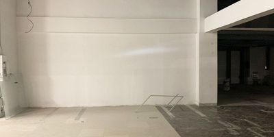 Local en arriendo en centro comercial con acceso desde la Av principal. Entorno altamente comercial, cerca a estacion del metro, rutas de transporte publico y multiples servicios complementarios. Cuenta con piso en ceramica, 2 espacios, cableado de red, aire acondicionado central, mezanine, energia monofasica, y vitrina. Vigilancia 24horas, auditorio, baños comunales, citofonia y circuito cerrado de tv. *Inmuebles sujetos a verificación de disponibilidad.*