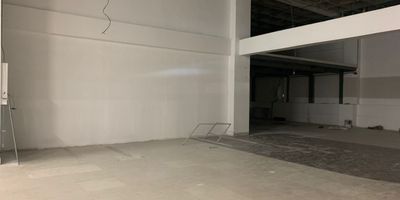 Local en arriendo en centro comercial con acceso desde la Av principal. Entorno altamente comercial, cerca a estacion del metro, rutas de transporte publico y multiples servicios complementarios. Cuenta con piso en ceramica, 1 espacio, cableado de red, aire acondicionado central, energia monofasica, y vitrina. Vigilancia 24horas, auditorio, baños comunales, citofonia y circuito cerrado de tv. *Inmuebles sujetos a verificación de disponibilidad.*