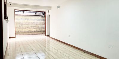 Local independiente en arriendo cerca a vias principales, centros comerciales, restaurantes, rutas de transporte publico y servicios complementarios. Piso en porcelanato, 7 espacios, baños, tres niveles, cocineta, cableado de red, techo cielo raso, aire acondicionado privado, patio, red de gas, balcon y parqueaderos independientes cubiertos. Cuenta con circuito cerrado de tv. Inmuebles sujetos a verificación de disponibilidad.