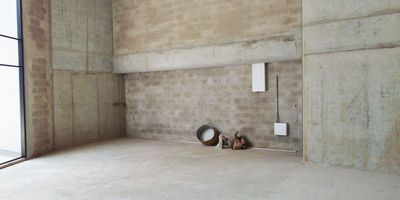 Local en arriendo cerca a vias principales, centros comerciales, rutas de transporte y servicios complementarios. Piso en mortero, 1 espacio, energia monofasica, red de gas, vitrina, cuarto util, terraza y parqueaderos cubiertos. Cuenta con vigilancia 24 hrs, citofonia, ascensor, baños comunales y circuito cerrado de tv. *Inmuebles sujetos a verificación de disponibilidad.*