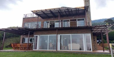 Te presentamos esta confortable casa campestre ubicada en las Palmas - Medellín  espectacular vista panorámica de la ciudad. Lote de 12.360 mt2 distribuidos en zonas verdes, casa de mayordomo, casa principal y 2 parqueaderos cubiertos. La casa principal consta de habitaciones con clóset y la principal con vestier,  todas ofrecen excelente vista panorámica, baños con espejos de buen tamaño más cabina de vidrio templado, sala y comedor frente a ventanal de piso a techo con vista a zonas verdes y chimenea, cocina integral dotada con gabeteros inferiores y superiores más meson en acero inoxidable, zona de lavandería, sauna y jacuzzi en la  terraza. Todo el inmueble cuenta con iluminación LED incorporada, calentador de agua, puertas de ingreso a la propiedad totalmente electrónicas,  pisos en cerámica y madera laminada, 6 parqueaderos descubiertos y 2 cubiertos.  Cercano al sector puedes encontrar Colegios como el New School, Columbus School entre otros, Centro Comercial viva las palmas, San Diego, supermercados Carulla y a 8 minutos al centro histórico y eje comercial de Medellín, todo lo que necesitas para tu bienestar y el de los tuyos. Contáctanos y déjanos tener el privilegio de ayudarte a encontrar tu lugar ideal.