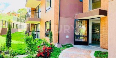 EXCELENTE OPORTUNIDAD Vendo hermoso Apartamento en la Calera, con dos parqueaderos, consta de sala-comedor con punto para chimenea, y balcón grande, espacio para estudio, Closet de linos, cocina integral, área de lavandería, hall de alcobas, sala de estar, tres alcobas, dos baños, y encortinado.  El conjunto cuenta con gimnasio dotado, salón de juegos, salón de negocios, asadores BBQ, parqueaderos de visitantes, salón social, parque infantil, bicicleteros, y zona de mascotas. excelente ubicacion cerca al centro, , facilidad de acceso.