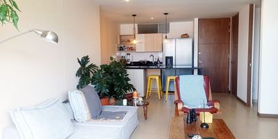 Apartaestudio en arriendo en unidad cerrada cerca a centros comerciales, multiples servicios complementarios y rutas de transporte publico. Piso en ceramica y madera, puerta de seguridad, sala y comedor independiente, 1 alcoba con baño privado, baño social, cocina integral abierta tipo americano, balcon y parqueadero cubierto. Edificacion con dos torres con modernos acabados y construccion tradicion al, ascensor, piscina climatizada, gym, sauna, parque infantil, cancha polideportiva, zonas verdes, vigilancia 24 horas, citofonia y circuito cerrado de tv. *Inmuebles sujetos a verificación de disponibilidad.*