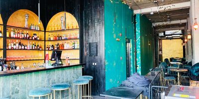 Local amoblado en arriendo cerca a parques, restaurantes, supermercados, transporte publico y servicios complementarios. Piso en cemento pulido, 1 espacio, baños, cocineta, cableado de red, techo cielo raso, aire acondicionado central, energia trifasica, extractor, red de gas, y vitrina. Cuenta con circuito cerrado de tv y planta electrica. *Inmuebles sujetos a verificación de disponibilidad.*