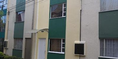 Casa de  tres pisos iluminada, ubicado en el noroccidente de Bogotá,barrio villas  de granada, en   via  peatonal,  cómodas vías de acceso como la calle 80, cerca de centros comerciales como Centro Comercial Portal 80 y Diver Plaza, a parques, hospitales, supermercados, colegios, droguerías, iglesias,varias rutas de transporte, esta  distribuida  en el primer piso  por,  sala  y  comedor    en ambientes  diferentes, cocina  integral  abierta, patio de  ropas   amplio, un cuarto depósito,   en el segundo  piso  tiene  dos   alcobas   una de  ella  con closet  de pared  a  pared, una  zona  de  estudio,  y un  baño,  en  el tercer  piso, tiene  dos   alcobas   una de  ella  con closet  de pared  a  pared   y un  baño, los dos baños en vidrio templado de 8 mm corredizas con acero inoxidable, un CCTV_Celular,  Con monitoreo  remoto  tiene parquedero comunal,  se  muestra  solo  los  sabados.