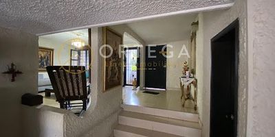 hermosa casa bien ubicada en sector comecial cuenta con 4 alcobas, 5 baños, alcoba del servicio con baño, 2 parqueaderos cubiertos,bodega, bbq.

