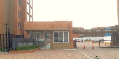 Ofertamos en VENTA  acogedor apartamento en Chia, variante de chia a cota en conjunto cerrado, area de 104 mts con balcon en un cuarto piso, de 3 alcobas, baño en la alcoba principal con walking closet, baño auxiliar con ducha, estudio, sala comedor en un mismo ambiente, cocina abierta con mesos auxiliar integral, zona de lavandería, pisos en laminado, se entrega encortinado, parqueadero para 2 vehículos, El conjunto cuenta con  zona para niños, salón comunal, garajes para visitantes, sector residencial, cerca de vías principales, centros y zonas comerciales.