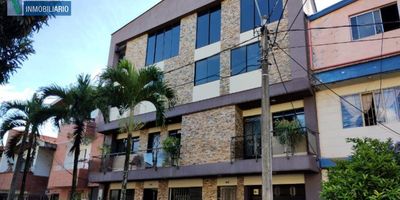 Casa para la venta de 237,51 metros cuadrados de área total aproximada. Ubicada en segundo nivel con mezanine. Cuenta con un área libre de 119,07 mts2 aproximadamente (incluye terraza 1, información en escritura) y área construida de 118,44 metros cuadrados aproximadamente, para total de área privada de 237,51 metros cuadrados aproximadamente. En sector con cercanía a colegios, universidades, parques, supermercados, centros comerciales y por estar cerca a vía principal, cuenta con fácil acceso a transporte público y a la estación San Javier del Sistema Metro de Medellín.