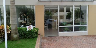 Hermoso apartamento en Cunjunto Cerrado con ubicacion estratégica, cuenta con 2 habitaciones,2 baños con todos los acabados, cocina integral,Balcón,Gimnasio,Parque infantil,Parqueadero propio,3 piscinas,Salon social ,Zona BBQ.

Cercano a : Terminal de Transportes, Supermercados, Centro comercial la Gran Manzana ( En construcción),Colegios.
