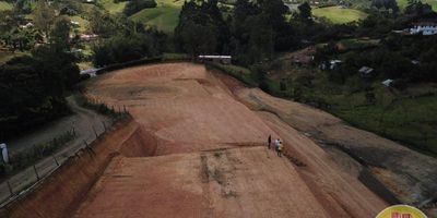 Lote en venta en El Carmen De Viboral, Antioquia. Ubicado en el Barrio La María, Vereda Quirama, este terreno de 1400 m² se encuentra en el primer piso, con acceso directo a vía destapada. Es una excelente oportunidad para construir su proyecto residencial o de inversión en una zona de estrato 2. El Carmen de Viboral ofrece un entorno tranquilo y cercano a la naturaleza. El precio de venta es de $320,000,000. Para más información sobre este lote, puede contactarnos vía WhatsApp o ver nuestros teléfonos para coordinar una visita.