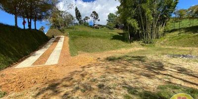 Disponible para venta en El Carmen de Viboral, Antioquia, este lote se ubica en el tranquilo Barrio La María. Con una superficie total de 1250 m², el terreno ofrece un espacio generoso para construir su proyecto residencial o de inversión. Acceso directo desde la vía destapada, a nivel de calle, lo cual suma a su conveniencia. Este lote, en estrato 2, representa una buena oportunidad en El Carmen de Viboral. Para conocer más detalles sobre este lote en venta en La María, Antioquia, le invitamos a contactarnos. Puede hacerlo vía whatsapp, solicitando que lo contacten o consultando los números de teléfono.