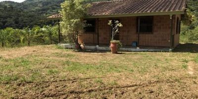 Lote ubicado en Barbosa popalito, cuenta con una casa adecuada con 2 Alcobas, 2 baños, sala comedor y cocina.
