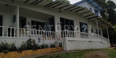 Venta de hermosa finca turística ubicada en san francisco Cundinamarca, cuenta con piscina climatizada, parqueadero para más de 10 vehículos, una casa de 235 metros, dos grampines, una aparta-estudio tiene sauna, jacuzzi, bar. cuenta con árboles frutales mandarina y naranjo. cerca al casco urbano del municipio, excelente carretera, vista espectacular, ideal para alquilar y generar ingresos adicionales