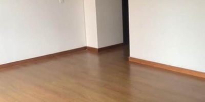 Excelente apartamento, ubicado en la loma del esmeraldal, cuenta con facilidad de acceso, además está cerca de rutas de servicio público, cerca de la intermedia, cerca del Euro de la frontera, además cerca al mall Terracina y mall San Lucas.