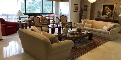 Excelente apartamento, ubicado en las Lomas 1, cuenta con facilidad de acceso a la unidad, además fácil acceso a la Avenida el Poblado y avenida las palmas, cerca de Carulla de la avenida el Poblado mall Pinar del Rio, Interplaza y Carulla de Palms Avenue.