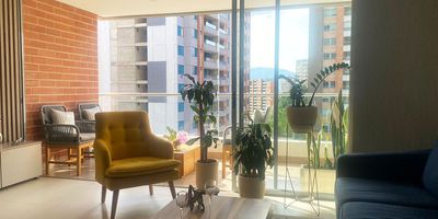 Apartamento amoblado en arriendo en unidad cerrada cerca a malls y rutas de transporte publico. Entorno muy campestre rodeado de arboles nativos y guaduales, son 3 torres total/ independientes con acabados muy modernos. Piso en ceramica, sala comedor, estudio, 3 alcobas con baño en la principal, cocina integral abierta tipo americano, balcon y parqueaderos lineales cubiertos. Piscina, gym, sauna, parque infantil, salón social, placa polideportiva, cancha de squash, vigilancia 24 horas, citofonia y circuito cerrado de tv. *Inmuebles sujetos a verificación de disponibilidad.*