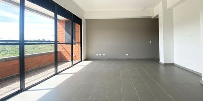 Apartamento en arriendo en unidad cerrada sector tranquilo, campestre y de poco flujo vehicular. Piso en ceramica y madera, sala y comedor independiente, 3 alcobas con baño en la principal, cocina integral abierta, balcon y parqueadero cubierto. Conjunto cerrado con ascensor, gimnasio, salon social, turco, parques infantiles, zonas verdes, vigilancia 24 hrs, citofonia y circuito cerrado de tv. *Inmuebles sujetos a verificación de disponibilidad.*