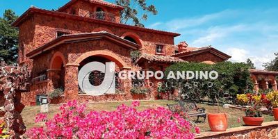 Área total de 3.350 m², entre las 2 casas un área 350 m2 aproximadamente, ubicación los cacaos mesa de los Santos frente al club campestre casa de campo, Villa Etruria una obra de lujo rodeada de un gran marco de detalles, belleza paisajística que la hace única y muy especial manejando un estilo toscano italiano.

CARACTERISTICAS: cuenta con piso rustico medieval de cotto fiorentino, cerámica de cocina pintada a mano, los baños son en cerámica con lavamanos empotrados en cristal y resinas, chimenea en mármol de carrara, detalles en toda la casa con arcos, piedra y ladrillo rustico que la aíslan de calor durante las bajas temperaturas y la mantienen cálida, amplios jardines, zonas verdes con horno rustico ideal para cocinar pizza, lasaña entre otros, construcción sismo resistente de acuerdo a la norma 98, sala, comedor, cocina, 4 habitaciones, 4 baños, bbq y una casa adicional a la principal que sirve para empleados o invitados.

VALOR:  $650.000 dólares.