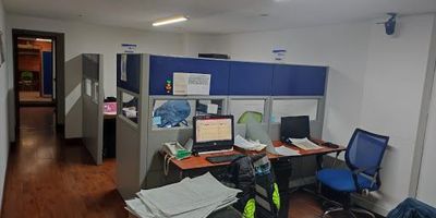 Oficina en venta ubicada en el reconocido barrio CHICO, Bogotá, Cundinamarca. Este espacio de 48.57 m² construidos ofrece un diseño funcional con 1 baño y cuenta con 1 parqueadero, facilitando la operatividad diaria. Disfrute de la comodidad de sus buenos espacios y su estratégica ubicación en la Calle 90, con cercanía a la estación de Transmilenio Virrey y al estrato 6. Ideal para establecer su negocio en una zona de alta valorización. Precio de venta: $450,500,000. Para más detalles o para agendar una visita, puede contactarnos por WhatsApp o consultar las opciones para ver teléfonos.