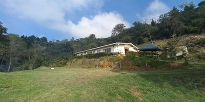 Quieres cercanía a Medellín pero al mismo tiempo tu tranquilidad y aire libre, te ofrecemos esta finca ubicada en San Cristóbal a pie de carretera en vereda San José, con un área de 21.000 mts, terreno plano, con tres casas, una rentando, otra de bodega y taller. Casa principal, 144 mts, Casa 2, 35mts, Casa 3,  45 mts y bodega 6 mts, el resto terreno con agua propia y agua veredal, nacimiento de agua natural, arboles frutales.