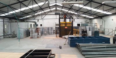 Oficina o bodega independiente en arriendo cerca a estacion de metro, vias principales, restaurantes, rutas de transporte publico y servicios complementarios. Piso en baldosa y mortero, 15 espacios, tres niveles, baños, cocineta, cableado de red, techo cielo raso, piso reforzado de 5 toneladas, energia trifasica, KVA 75, puerta camion altura 5m y ancho 4m, malacate, area de oficinas de 700 M2, red de gas, y parqueaderos paralelos en area descubierta. Cuenta con cuarto util. *Inmuebles sujetos a verificación de disponibilidad.*