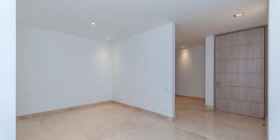 EN ALQUILER!!! Espectacular apartamento que puedes disfrutar de exclusividad confort y buen gusto.  con 140 metros en Terraza privada - y 262 mts que consta de techos deble altura - consta de hall, sala , comedor, balcón cocina integral con campana y horno, zona de oficios alcoba de servicio con baño, 3 alcobas, 4 baños, sala de TV, estudio, 3 garajes (grua), deposito - zona social: piscina para adultos piscina para niños gimnasio terraza con BBQ y salon social. Info FERNANDA BASTIDAS 3188759735
Cerca  a sector comercial, parques cercanos, supermercados/C.ciales, colegios/universidades, Trans publico.