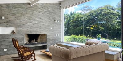 Casa en arriendo en sector tranquilo, campestre, de poco flujo vehicular. Piso en porcelanato y madera, chimenea, sala y comedor independiente, estudio, biblioteca, estar de tv, 4 alcobas con baño en la principal, cocina integral abierta, alcoba y baño de servicio, terraza, jardin y parqueaderos independientes cubiertos. Conjunto cerrado con salon social, parques infantiles, cancha de tenis, vigilancia 24 hrs, citofonia, alarma y circuito cerrado de tv. *Inmuebles sujetos a verificación de disponibilidad.*