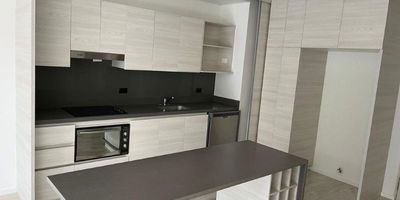 Codigo 21379. Apartaestudio en arriendo ubicado en Envigado sector Alto las PalmasZona campestre, clima frio, tranquilo y silencioso.Cerca a: Bancolombia en Viva Palmas, Clinica El Rosario, Hospital Manuel Uribe Ángel, Parroquia San Pio X, nuestra Señora de Pilar, Columbus School, Fontan, Alcaravanes, Vermont., Centro comercial Indiana, Viva Palmas, Lemont, La Reserva, tiendas D1 en la variante, Carulla en Viva Palmas, Éxito en Indiana, Viva Palmas, lemont y Indiana.Descripción general: 1 habitaciones, 2 baños, Salon - comedor cocina abierta integral,, Zona de ropas, Balcón, Doble paralelo, Cuarto útil, Servicios públicosLa unidad cuenta con Portería 24 Horas, Gimnasio, Salón social, Piscina para adultos, Sauna, Turco, Jacuzzi, Zonas verdes y Parqueadero de visitantes.