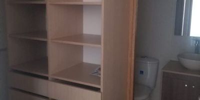 Cómodo apartamento ubicado en la urbanización Norteamérica el cual esta cercano al centro comercial puerta del norte, con colegios y supermercados cercanos.
tiene cocina integral en granito pulido , baño social y principal cen cavina de vidrio templado y calentador de agua caliente, su habitacion principal tiene vestier y las otras dos habitaciones cuentan con closet empotrado de piso a techo.