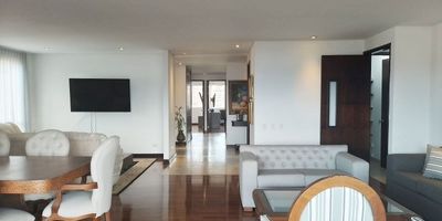 Apartamento amoblado en arriendo en unidad cerrada cerca a centros comerciales, restaurantes, rutas de transporte publico y servicios complementarios. Piso en madera, puerta de seguridad, sala y comedor independiente, estar de tv, 3 alcobas con baño en cada una, jacuzzi, cocina integral abierta tipo americano, balcon y parqueaderos cubiertos. Piscina, gym, salon social, parque infantil, zonas verdes, vigilancia 24 horas, citofonia y circuito cerrado de tv. *Inmuebles sujetos a verificación de disponibilidad.*