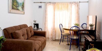 Código: 2° Piso en edificación de 2 pisos. Acceso al inmueble: Directo a la vía y escalas. Alcobas con puertas, calentador eléctrico. Tiene posibilidad de ampliar.