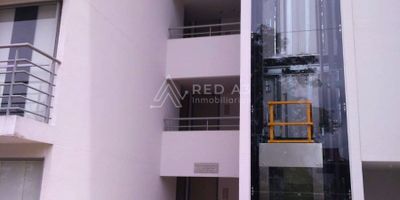 Se ofrece en venta apartamento ubicado en un cuarto piso dentro de un conjunto cerrado, que brinda diversas comodidades y servicios para tu disfrute, como piscina, salón comunal, gimnasio y zona infantil, entre otros. Además, el inmueble cuenta con un parqueadero cubierto para mayor comodidad. La seguridad es una prioridad, ya que el conjunto cuenta con vigilancia y portería las 24 horas, brindándote tranquilidad y protección.

La ubicación del apartamento es privilegiada, cercano al centro comercial Unicentro, el aeropuerto y a la Villa Olímpica. Esta zona es muy conveniente debido a su fácil acceso a varias vías y su conexión con el transporte público, lo que facilita tus desplazamientos diarios.

No pierdas esta oportunidad de adquirir un apartamento en un entorno seguro, con todas las comodidades necesarias y una ubicación estratégica. Estoy disponible para responder cualquier pregunta que tengas y ayudarte a hacer realidad tu sueño de tener un hogar ideal. ¡Contáctame ahora mismo para obtener más detalles!