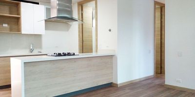 Apartamento en arriendo en unidad cerrada entorno altamente campestre con una gran área de zonas verdes, tranquilo, de poco flujo vehicular. Piso en ceramica, sala comedor, 2 alcobas con baño en la principal, cocina integral abierta tipo americano, balcon y parqueadero cubierto. Cuenta con piscina, gimnasio, sala de juegos, salón social, zonas verdes, alarma, vigilancia 24 horas, citofonia y circuito cerrado de tv. *Inmuebles sujetos a verificación de disponibilidad.*