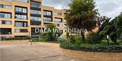 DALA Inmobiliaria vende fabuloso apartamento, ubicado en el segundo piso. Disfruta de su acogedora sala con chimenea y balcón, habitación con vestier y baño privado, cocina integral y zona de ropas para tu comodidad. Además, cuenta con dos parqueaderos cubiertos y dos depósitos, el conjunto residencial te brinda amenidades excepcionales, como parque infantil, gimnasio, salón social, sauna y una hermosa terraza para relajarte, cerca de vías principales, vigilancia 42 horas.

Contáctanos ahora y descubre cómo este apartamento puede ser tu nuevo hogar dulce hogar, Si estás buscando inmobiliarias en Chía, somos tu mejor opción. También manejamos Bienes Inmuebles en Cajicá y Cota. cod 1475 S

