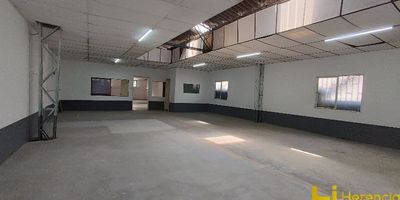 HERENCIA INMOBILIARIA, ofrece bodega en segundo piso para arriendo en Cristo Rey, área 180m2 en dos niveles, cuenta con 2 baños, 1 cocinetas, ideal para almacenamiento, industria liviana, pisos en concreto, iluminación led, excelente ubicación a pocas cuadras del Parque Cristo Rey, puente de la Cuatro Sur, fácil acceso desde la Autopista Sur y Avenida guayabal,, transporte publico cercano.