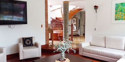 Casa en venta en unidad cerrada cerca a servicios complementarios de centros comerciales, facil acceso por via principal, ambiente campestre y tranquilo. Piso en marmol y madera, dos niveles, chimenea, sala y comedor independiente, estudio, biblioteca, estar de tv, 3 alcobas con baño en cada una, jacuzzi, cocina integral cerrada tipo americano, alcoba y baño de servicio, balcon, terraza, jardin y parqueaderos (4 cubiertos). Cuenta con turco y piscina privada. Cuenta con zonas verdes, vigilancia 24 hrs, citofonia, circuito cerrado de tv y caja fuerte. *Inmuebles sujetos a verificación de disponibilidad.*