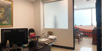 Oficina en venta en edificio, excelente ubicacion cerca a la terminal del sur, facil acceso a transporte publico, cerca a cooperativas, centros de salud, y una gran variedad de servicios complementarios. Piso en porcelanato, 2 espacios, baño privado, cocineta, cableado de red, techo cielo raso, aire acondicionado central, divisiones en drywall, y parqueadero cubierto. Cuenta con ascensor, vigilancia 24 horas, citofonia, circuito cerrado de Tv, auditorio, parqueadero visitantes sin costo, alarma y caja fuerte. *Inmuebles sujetos a verificación de disponibilidad.*