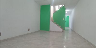 Casa de 3 pisos en Brisas de los Álamos en calle vehicular ancha, con antejardín grande que sirve como parqueadero, cerca de supermercado cañaveral, pasa el mío y la ermita por esa calle; la casa consta de 3 pisos divididos de la siguiente manera:
 
En el piso 1 sala y comedor amplia, baño social y cocina equipada con gabinetes superior en madera e inferior con un mesón que cuenta con divisiones ideales para organizar, adicional cuenta con un espacio acondicionado con puertas para mayor protección de los alimentos. En el piso 2 habitación principal cuenta  closet y cuenta con balcón el cual le agrega iluminación y un ambiente fresco a la misma, adicional el piso 2 cuenta con 1 habitación pequeña y un espacio que perfectamente puede ser adecuado como un espacio para estudio, salita interna de juegos u oficina y un baño de alcobas. En el piso 3, tenemos 1 habitación y zona de oficios con mesón qué puede servir como cocineta para independizar un poco este tercer piso y a