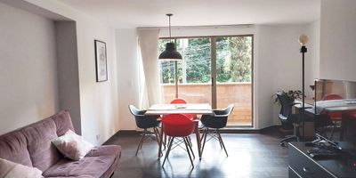 Apartaestudio amoblado en arriendo en unidad cerrada cerca a vias principales, restaurantes, centros comerciales, servicios complementarios del sector y rutas de transporte. Piso en madera, puerta de seguridad, sala y comedor independiente, estudio, 1 alcoba con baño privado, baño social, cocina integral abierta tipo americano, balcón, terraza y parqueadero cubierto. Edificio con zonas verdes, vigilancia 24 horas, citofonía y circuito cerrado de tv. Inmuebles sujetos a verificación de disponibilidad.