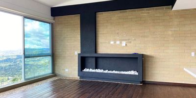 Apartamento en arriendo en unidad cerrada sector tranquilo, zona campestre y poco flujo vehicular. Piso en madera, chimenea, sala y comedor independiente, 2 alcobas con baño en la principal, cocina integral abierta, y parqueaderos paralelos cubiertos. Conjunto cerrado, zonas verdes, vigilancia 24 hrs, citofonia y circuito cerrado de tv. *Inmuebles sujetos a verificación de disponibilidad.*