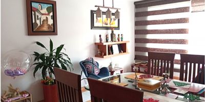 Apto 68 Mtrs, vista exterior. Buena iluminación y ventilación natural. En excelente estado , 3 habitaciones con closet, la principal con balcón y baño, 2 baños, sala comedor, zona de estudio, cocina integral, zona de lavandería y parqueadero cubierto, ubicado 5 piso , acceso por escaleras-no tiene ascensor . El conjunto cuenta con portería 24 horas, salón social, salón de juegos, gimnasio, parque infantil, parqueaderos de visitantes. A una cuadra de estación TM 21 Angeles, Cerca a D1, Compensar Tv 91, C.C. Centro Suba y Subazar. Vías de acceso, Av Suba y Boyacá, Calle 145. 
