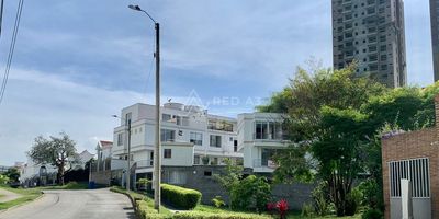 Se vende casa en conjunto cerrado que tiene seis casa en total con una área de 287 m,² de tres plantas distribuidas : el primer piso tiene entrada por el parqueadero y se encuentra la zona de lavandería y cuarto del servicio con baño. En el segundo piso encontramos la entrada principal de la casa, sala comedor con balcón, estudio que se podría utilizar como habitación y balcón, baño social, cocina integral.   En el tercer piso encontramos un amplio hall de habitaciones, dos habitaciones  con closet cada una, la habitación principal cuenta con  walking  y baño privado el cual tiene dos lavamanos y  ducha amplía. 
La escalera es en forma de caracol con iluminación  natural en la parte superior y con fuente. 
Cuenta con parqueadero para tres vehículos y con deposito. Tiene todos los servicios y calentador a gas. Tiene vigilancia 24/7.
Cercanía  a Carulla, farmacias, clínicas, transporte público.
! Contáctanos para brindarte mayor información !