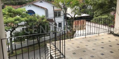 Casa de 3 niveles en venta en Barrio Santa Teresita en el Oeste de cali con Area del lote 213 M2. Área construida Aproximadamente 350 M2
Nivel 1: 3 parqueaderos, 2 cubiertos uno descubierto. Piso en baldosa y madera
Nivel 2: Terraza y hall de acceso a casa principal y aparta estudio. Casa principal 1er nivel: amplia sala, comedor, estudio con vista al patio interior, baño de cortesía, amplia cocina con vista al patio de ropas y zona de labores, habitación del servicio con baño, amplio lavadero.
2do nivel: habitación principal con baño y amplio closet, dos habitaciones de hijos con closet, baño de hijos, balcón.
Aparta estudio 1er nivel: Sala comedor cocineta. 2do nivel: dormitorio y baño.

Características destacadas Zona residencial y hotelera. Excelente ubicación Bien avecindada Seguridad pago de cuota mensual 24/7 Cerca de colegios, supermercados, clínica Sebastián de Belalcázar