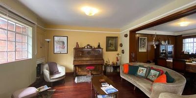 Casa que cuenta con apartamento independiente consta de 3 alcobas .pisos en madera ,sala comedor ,cocina y baño ,patio Con una muy buena ubicación cerca a hospitales ,universidades y al sector comercial.