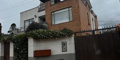 Tranquilidad ,Define esta hermosa casa ,ubicada entre guaymaral y chia .con amplios espacios ,excelentes terminados de buen gusto, antejardin y jardín interior con arboles frutales ,bbq,diseñada y construida por un arquitecto,tiene cuatro alcobas con closets ,estudio o quinta alcoba con baño,dos terrazas ,balcón iluminada Frente trece metros y fondo veinticuatro punto cinco