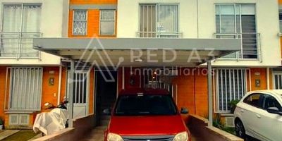 Vendo casa en Barrio Villa Verde, Pereira. En primer piso sala comedor, cocina semi integral, baño social, habitación, patio con techo corredizo y piso antideslizate y, debajo de las escaleras, depósito con luz y puerta. 
En el piso 2 , habitación auxiliar con closet, baño completo con división en vidrio templado, habitación principal con closet, bodega y angeo en ventana. En la parte delantera de la casa hay espacio para vehículo con piso antideslizante y techo con diseño termoacústico. Paredes con acabados

Tiene amplia vista a la ciudad y alrededores, cerca de iglesia, supermercado, centros comerciales y a 10 minutos del centro de la ciudad.