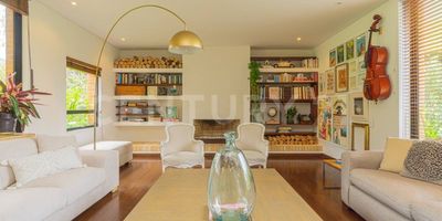 Esta espectacular casa,se encuentra ubicada en el conjunto Refugio del Valle, en la calera. Al ingresar a la casa, nos recibe un espacioso e iluminado hall en el primerpiso,  que nos conduce a la sala, la cual cuenta con ventanales piso a techo y acceso a la terraza y jardines privados de la misma. La sala es muy moderna e iluninada y cuenta con chimenea a gas. Independiente encontramos el comedor que tambien tiene ventanales piso a techo y acceso a la terraza, junto a esta se encuentra la cocina que es moderna y abierta, de muy buen tamaño, que se integra a la perfección al comedor. Saliendo por la cocina, encontramos un corredor que nos lleva de nuevo al hall de entrada donde se encuentran las escaleras para subir al segundo piso, El baño social, que es muy amplio y entrada a la zona de lavanderia, que es generosa en sus espacios y con puerta de acceso a un lado de la casa y el cuarto de servicio que cuenta cn baño en suite y closet. El segundo piso de la casa cuenta con tres habitaciones, family room y estudio independiente. Las alcobas auxiliares son de buen tamaño y muy iluminadas una de ellas cuenta con baño en suite, la otra tiene baño fuera de la habitacion, que sirve para el espacioso family room y también para el estudio independiente. La alcoba principal es de gran tamaño, con un balcon privado, walk in closet y Family room. Esta magnifica propiedad se complementa con 4 parqueaderos. El conjunto cuenta con Clubhouse muy completo con piscina,gimnasio totalmente dotado, cafeteria, sauna y turco, canchas de squash,teatrino y dos salones comunales.