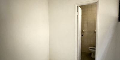 Apartamento en venta en el barrio Granadillo, Barranquilla, Atlántico. Esta propiedad ofrece 112 m² de área, distribuidos en 2 habitaciones y 2 baños completos, ideales para la comodidad diaria. Incluye 1 parqueadero, una ventaja significativa en la zona. Con 5 años de antigüedad, el inmueble se encuentra en un sector con estrato 5 y cuenta con vigilancia, aportando tranquilidad a sus residentes. Una excelente opción de venta en Barranquilla. Para más detalles o para agendar una visita, puede contactarnos por WhatsApp, solicitar que lo contacten o ver los teléfonos disponibles.